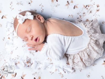 <div class=girl-info-container style=background-color:#f0d2d2;><h4 class=girl>Emma</h4></div> <div class=girl-info-container style=background-color:#f0d2d2;><h4 class=girl>Emma</h4></div>