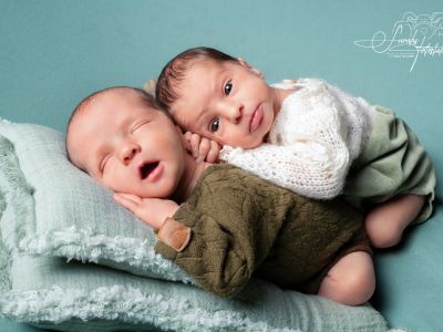 <div class=girl-info-container style=background-color:#f0d2d2;><h4 class=girl>Anni&Karlo</h4></div> <div class=girl-info-container style=background-color:#f0d2d2;><h4 class=girl>Anni&Karlo</h4></div>