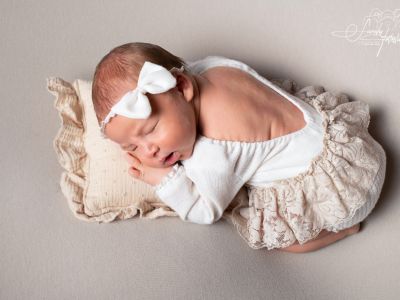 <div class=girl-info-container style=background-color:#f0d2d2;><h4 class=girl>Ida</h4></div> <div class=girl-info-container style=background-color:#f0d2d2;><h4 class=girl>Ida</h4></div>