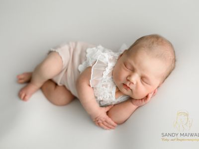 <div class=girl-info-container style=background-color:#f0d2d2;><h4 class=girl>Mira Luna</h4></div> <div class=girl-info-container style=background-color:#f0d2d2;><h4 class=girl>Mira Luna</h4></div>