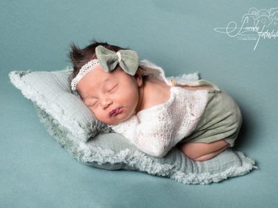 <div class=girl-info-container style=background-color:#f0d2d2;><h4 class=girl>Nikole</h4></div> <div class=girl-info-container style=background-color:#f0d2d2;><h4 class=girl>Nikole</h4></div>